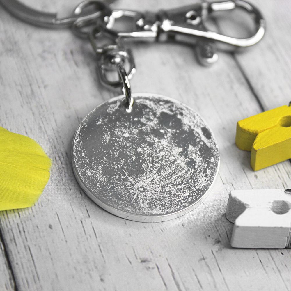 Брелок из серебра с Луной с гравировкой на заказ