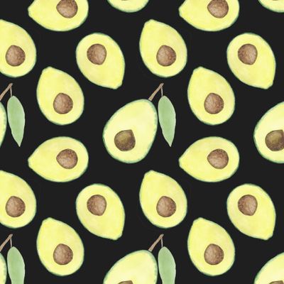 Половинки авокадо на чёрном фоне