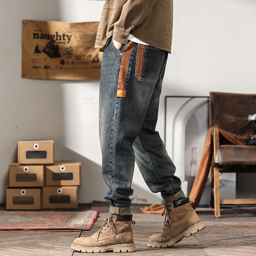 Трендовые джинсы с карманами другого цвета