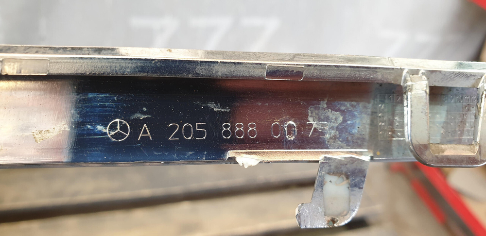 Молдинг решетки радиатора Mercedes C (W205) 14-18 Б/У Оригинал A2058880073