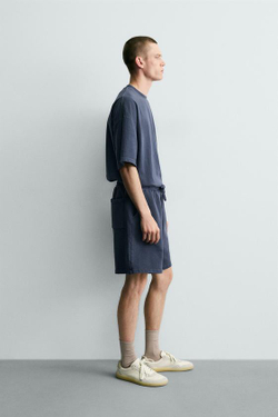 ZARA БАЗОВЫЕ ШОРТЫ-ДЖОГГЕРЫ С ЭФФЕКТОМ ПОТЕРТОСТИ, ЯРКО-СИНИЙ