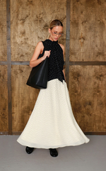 Платье в мелкий горох с открытыми плечами