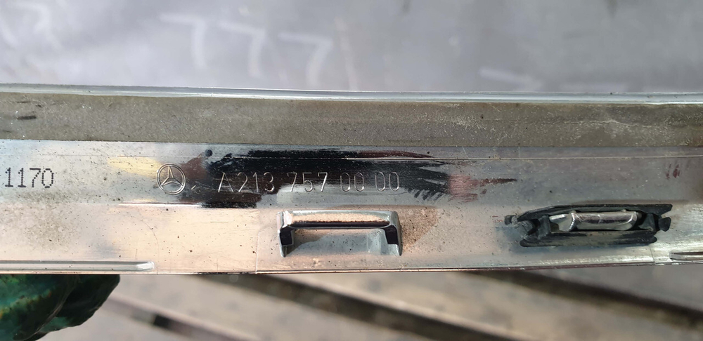 Молдинг крышки багажника Mercedes E-Class (W213) 16-20 Б/У Оригинал A2137570000