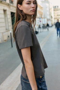 ZARA ХЛОПКОВАЯ ФУТБОЛКА В СТИЛЕ РУСТИК, УГОЛЬНЫЙ