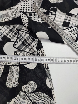 Блузка с черно-белым принтом 50 размер