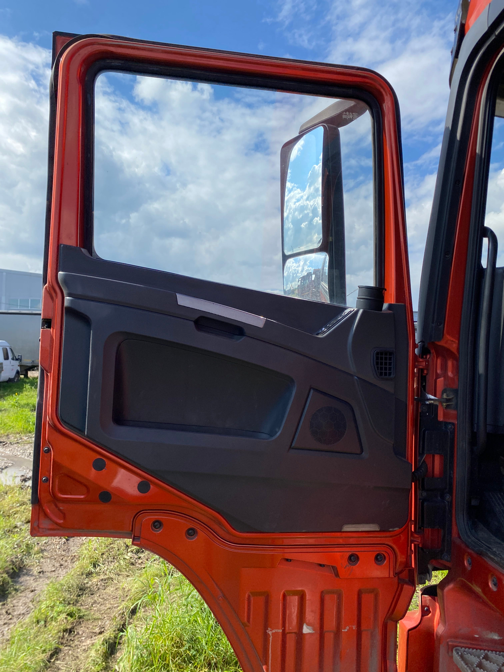 Shacman (Shaanxi) SX* 6x4 Седельный тягач SX42584V324 (Дизельный, 11,6 л, 423 л.с., МТ)
