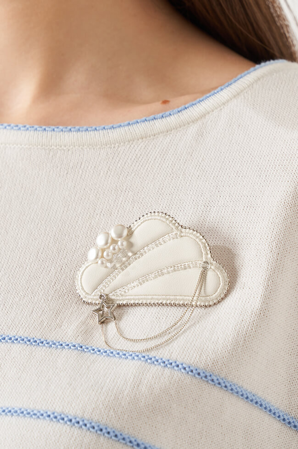 8363 Брошь (молочный)