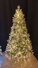 Заснеженная ель с гирляндой «Барокко» теплый свет (Литая+пвх) 180 см / 1,8 м