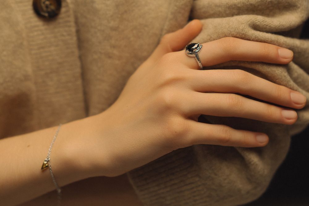 Кольцо Crystal Drop с черной шпинелью