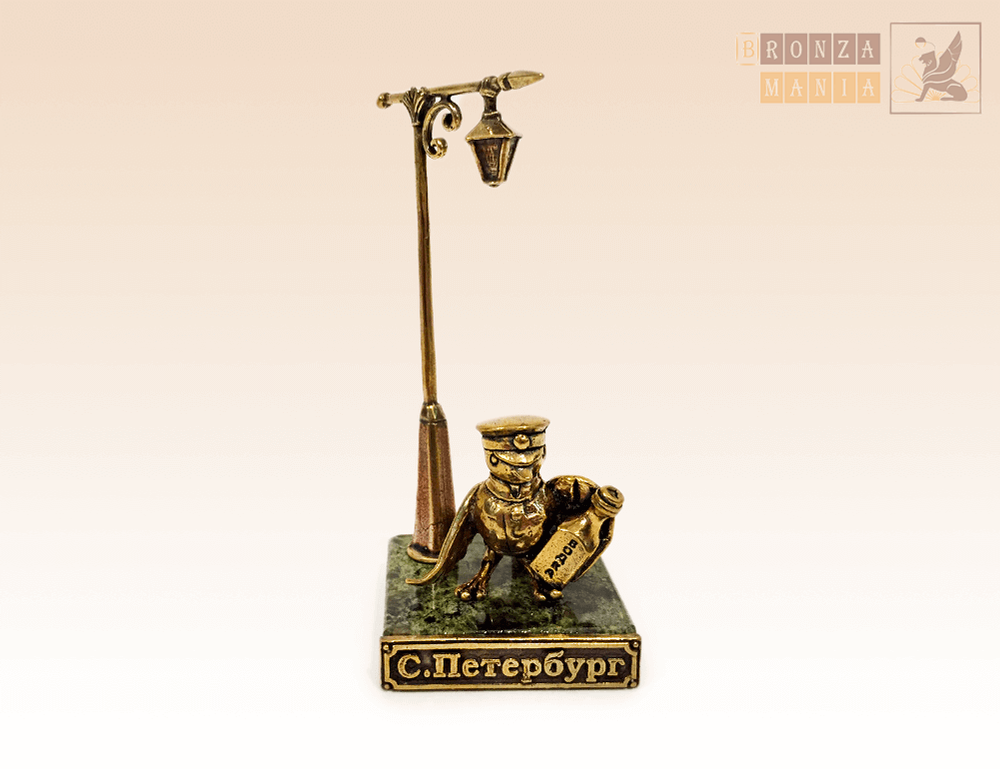 фигурка Чижик-Пыжик с бутылкой-штофом под питерским фонариком на змеевике