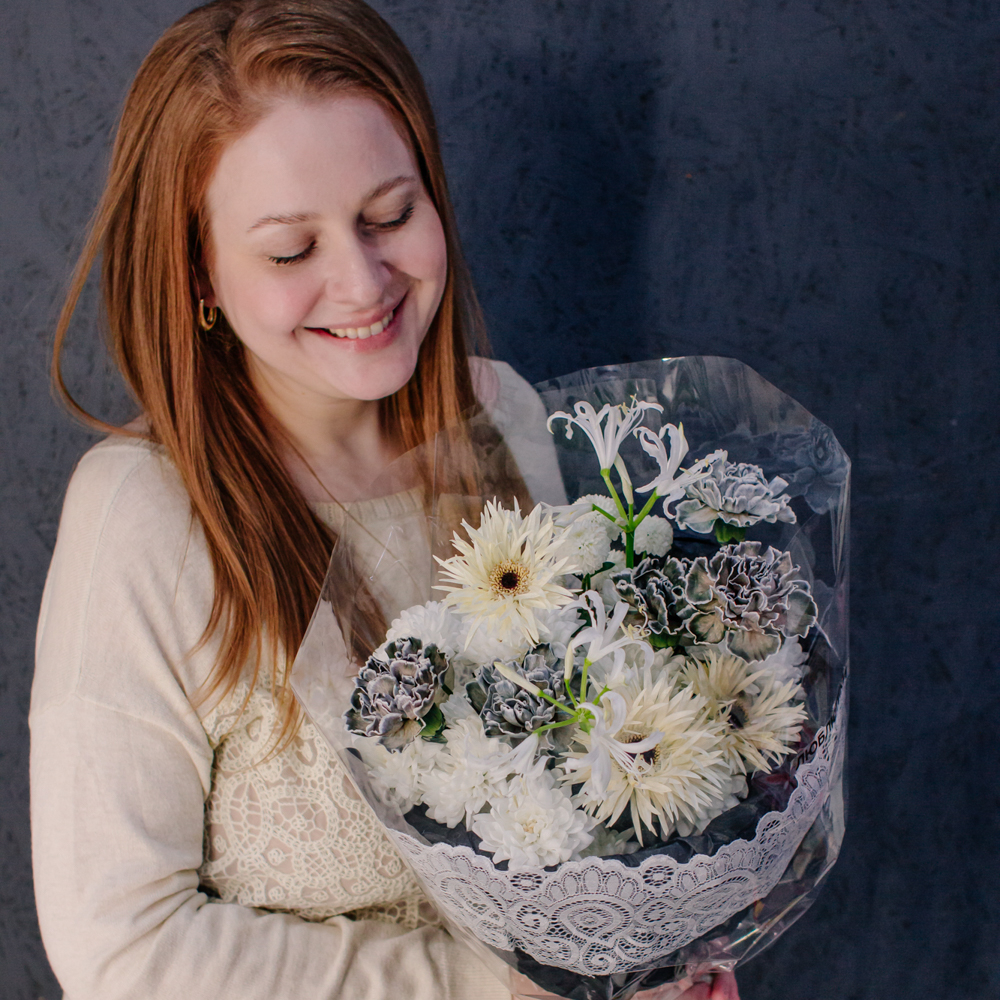 111. Кружевной авторский букет с нерине и диантусами