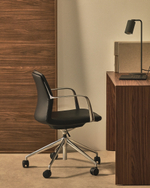 Офисный стул Nerlan из черной экокожи с алюминиевой рамой