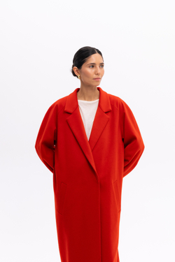 Красное двубортное пальто
