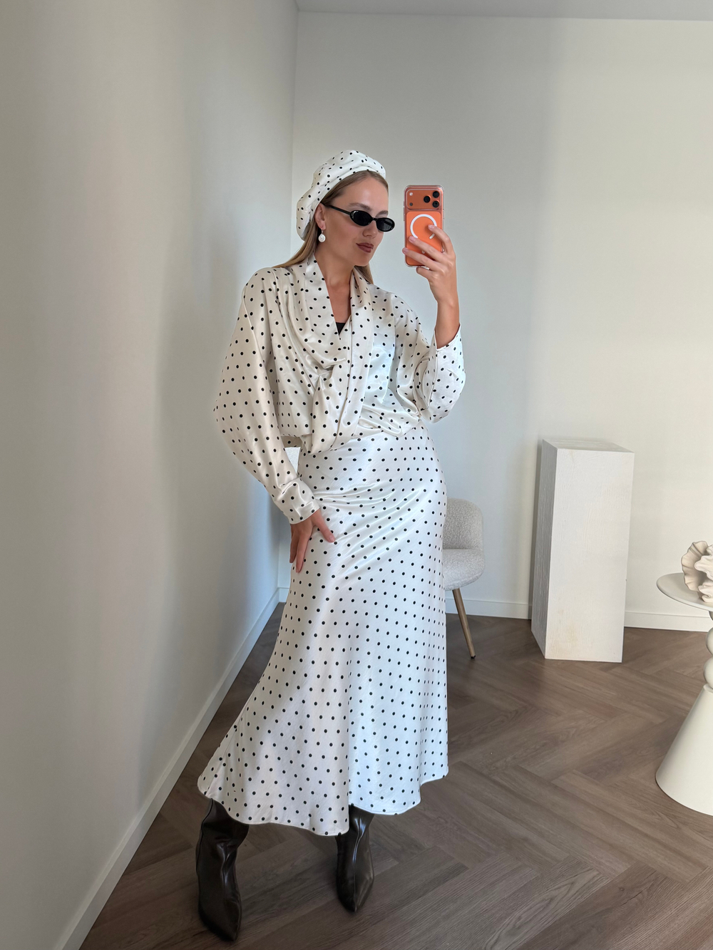 Берет в горошек молочный