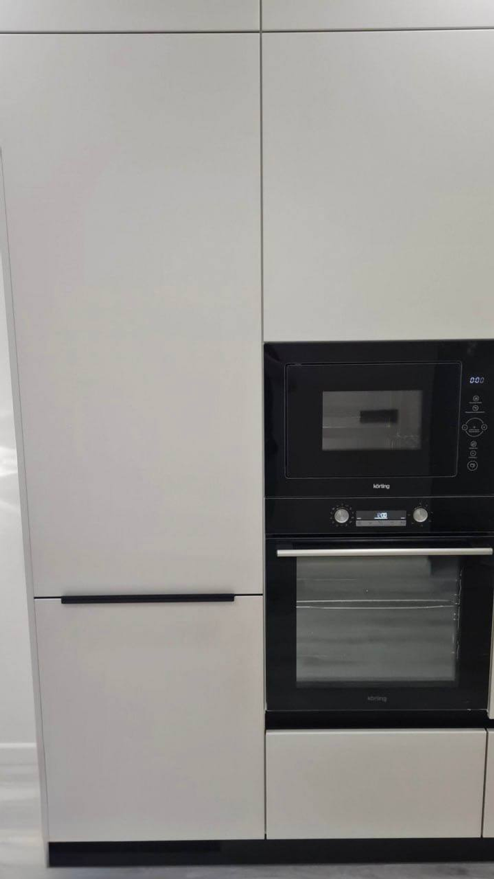 Современная угловая кухня с фасадами из МДФ в пленке и корпусом из ЛДСП Kronospan