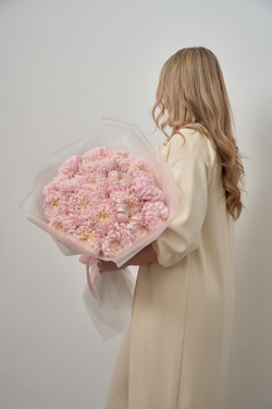 Большой букет из 25 розовых хризантем .