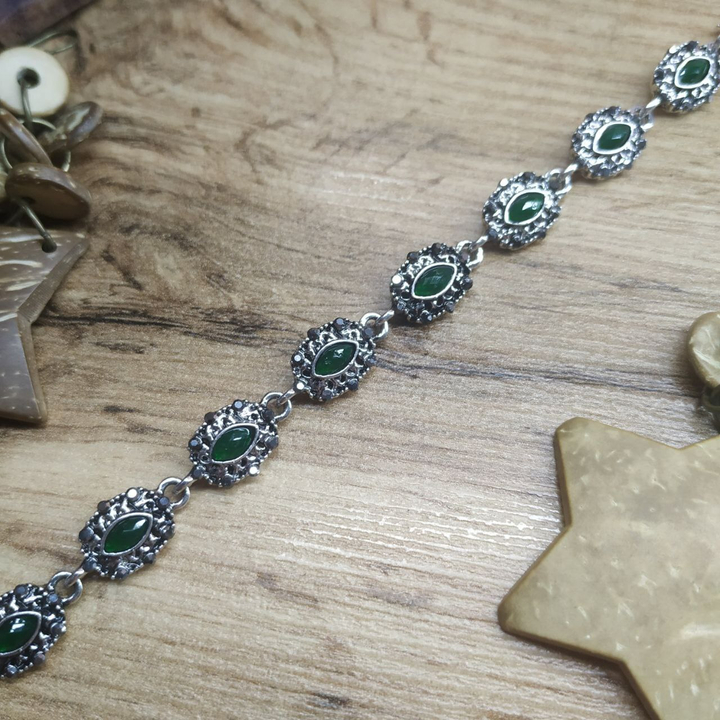 Браслет Vogue Овал стразы графитовые кристалл лепесток зеленый металл серебристый на красном бархате