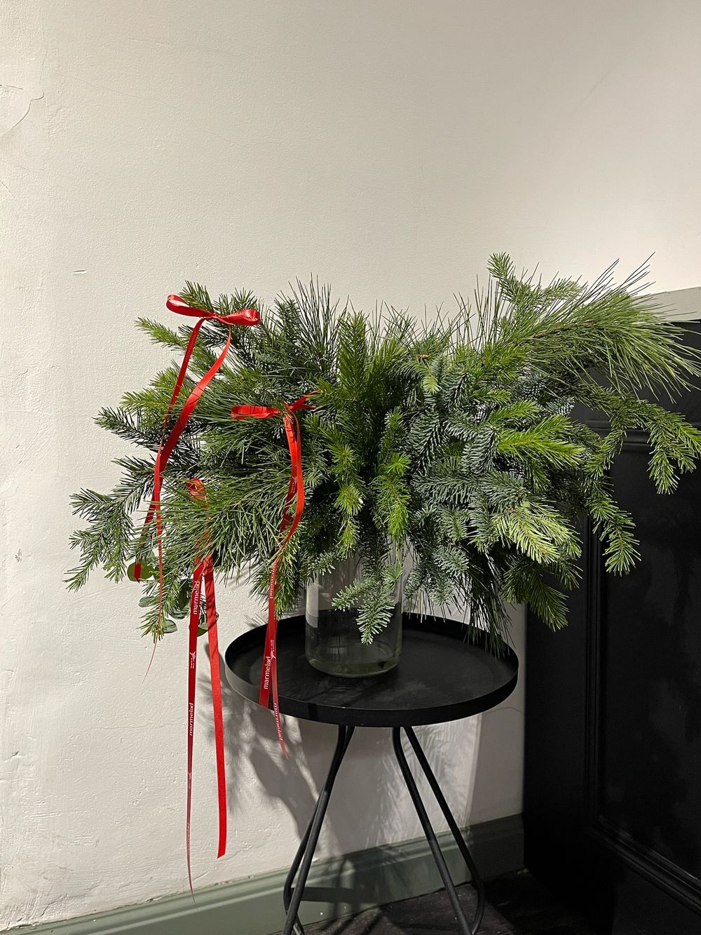 Букет из нобилиса, кедра , пихты в вазу