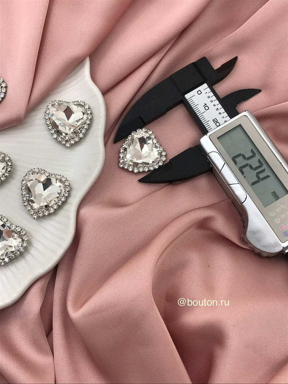 Стразы в цапах сердечки в обрамлении из страз