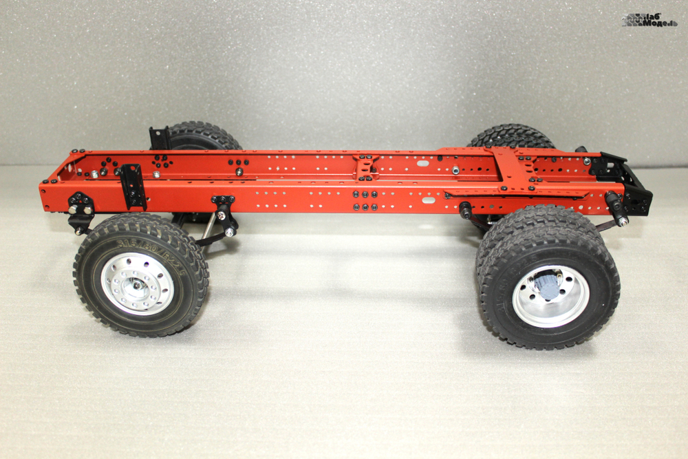 A classic chassis for a tractor  truck with a 4x2 / 4x4 wheel formula. Length 420mm