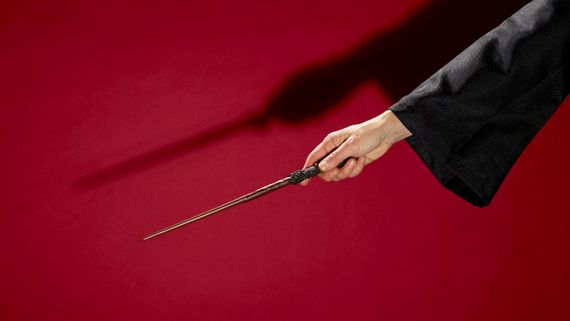 Harry Potter old wand-material is resin Gryffindor