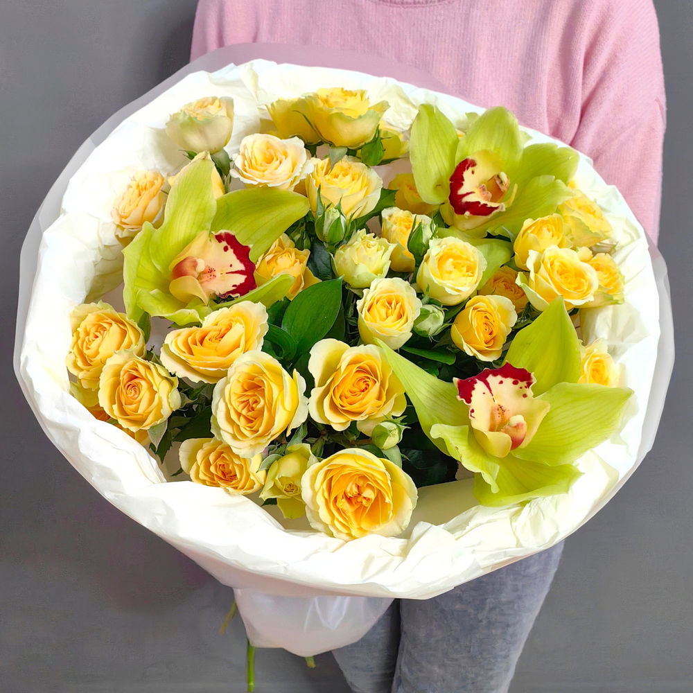 Авторский букет с фисташковыми орхидеями в "облачке"