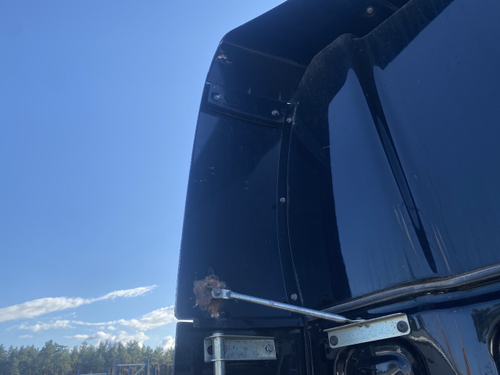 Спойлер (следы ремонта) кабины верхний левый 2019г