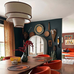 Современная подвесная люстра с тканевым абажуром и деревянными акцентами