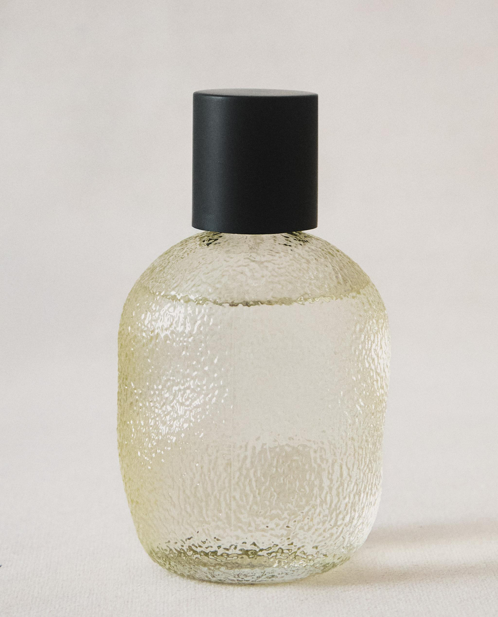 Zara Home Ароматический спрей для тканей и одежды Vetiver Melon 190 мл, освежитель, аромат древесный