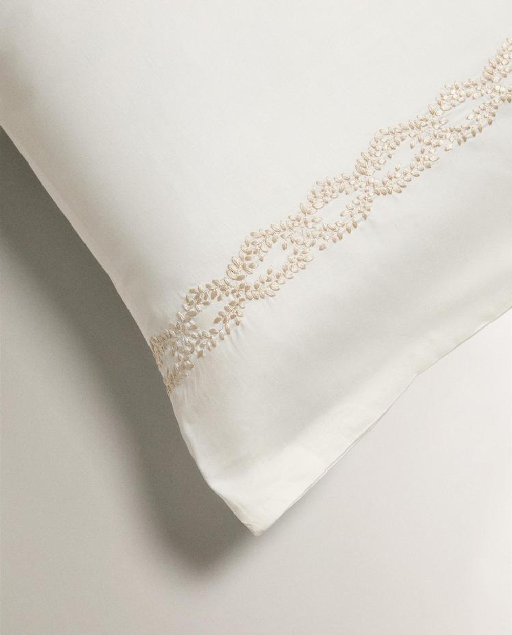 ZARA HOME АТЛАСНАЯ НАВОЛОЧКА С ВЫШИВКОЙ, ЗОЛОТОЙ