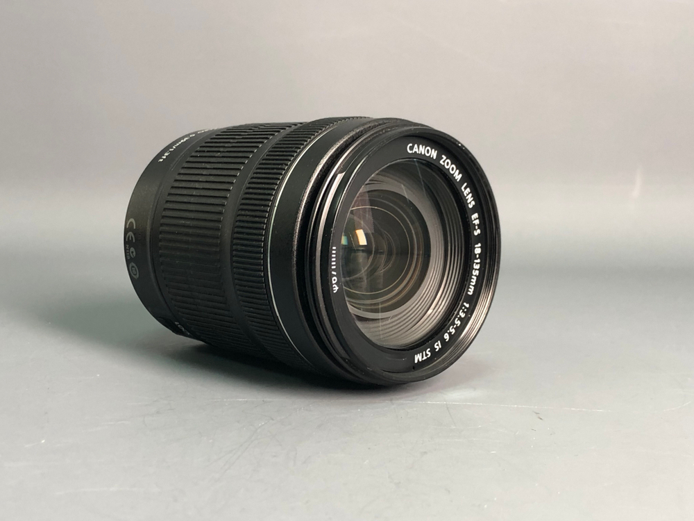 Canon 18-135mm IS STM царапка на передней линзе