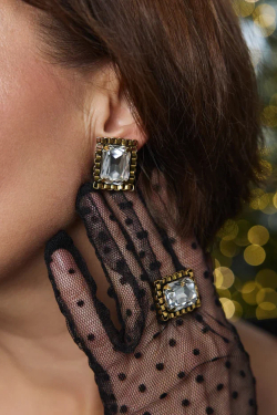 Серьги пусеты прямоугольные светлые кристаллы в золотой рамке