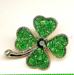 Брошка"Четырехлистный клевер".  Символ удачи. Оберег от сглаза. Зеленая россыпь