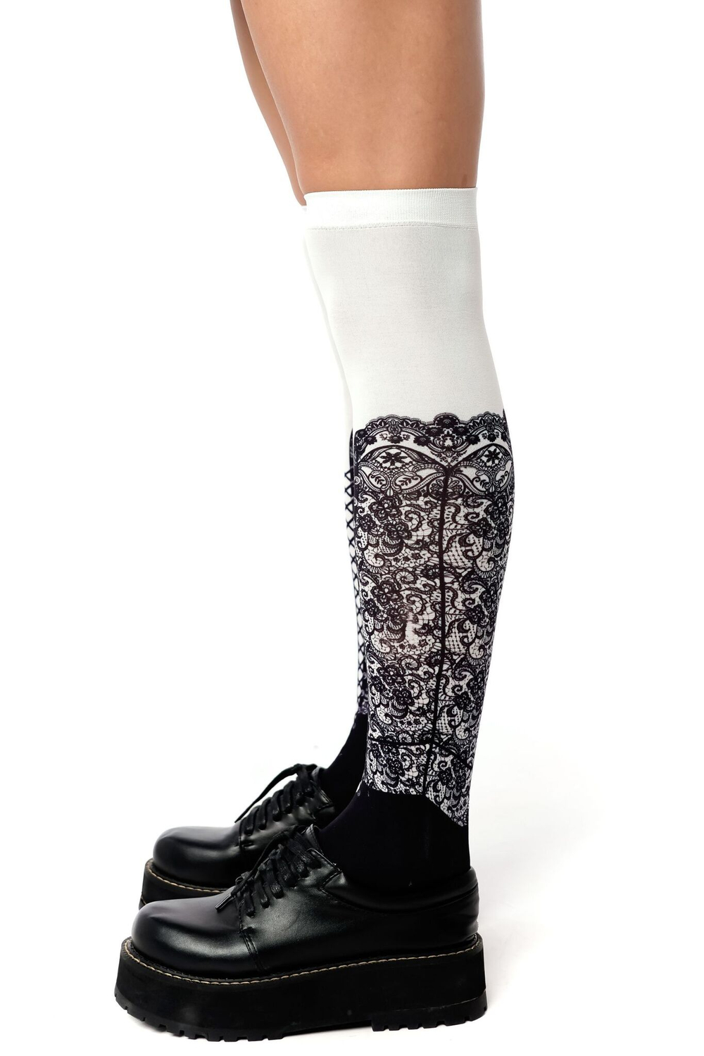 Бело-черные гольфы с имитацией кружевных сапожек на шнуровке (Цвет: белый)