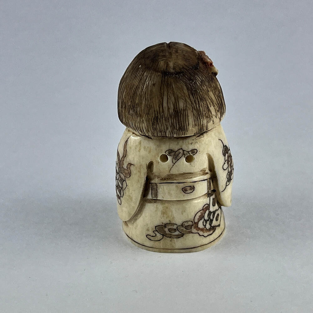 Статуэтка нэцкэ Девочка с веером