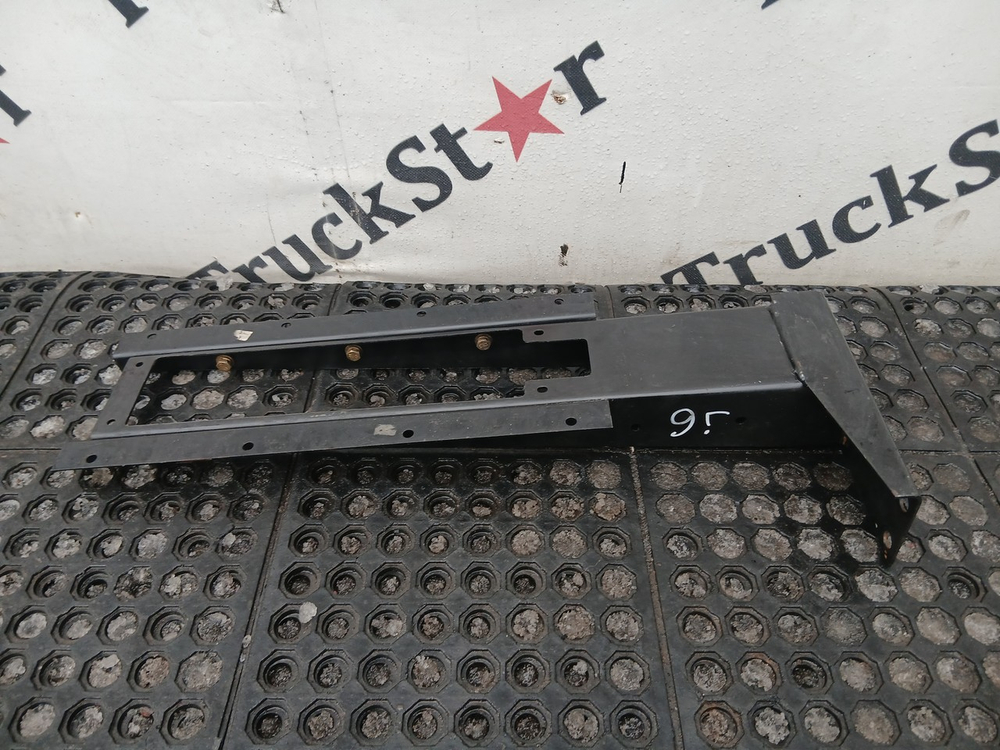 Кронштейн крыла задний правый