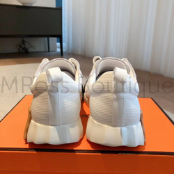 Женские кроссовки Hermes Bouncing белого цвета с черными и коричневыми буквами на подошве