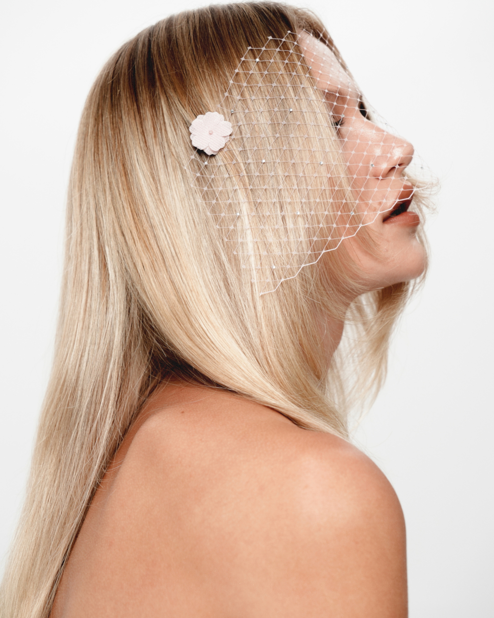 Вуаль розовая с цветами из шелка