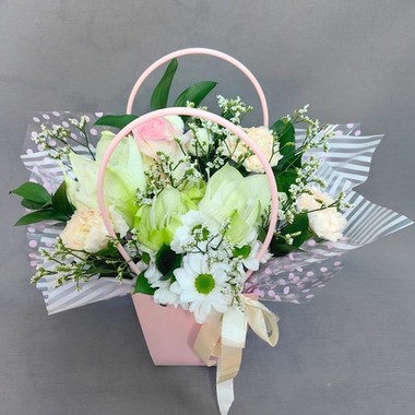 Авторская композиция в сумочке с амариллисом