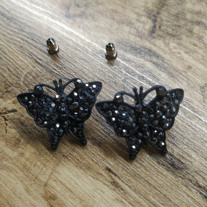 Серьги-гвоздики Бабочка стразы мал. цвет графитовый металл цвет черный