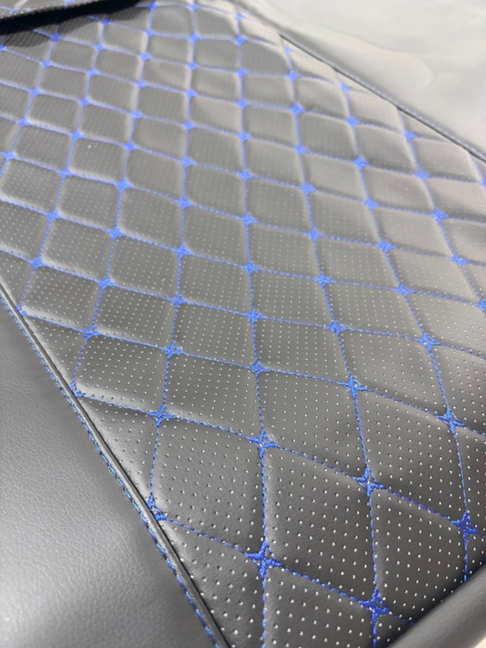 Чехлы на Лада Гранта сплошные сиденья (Ромб бабочка синии нитки)