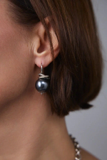 Серьги с плоским темно-серым жемчугом, оттенки серебро и графит, замок левербек