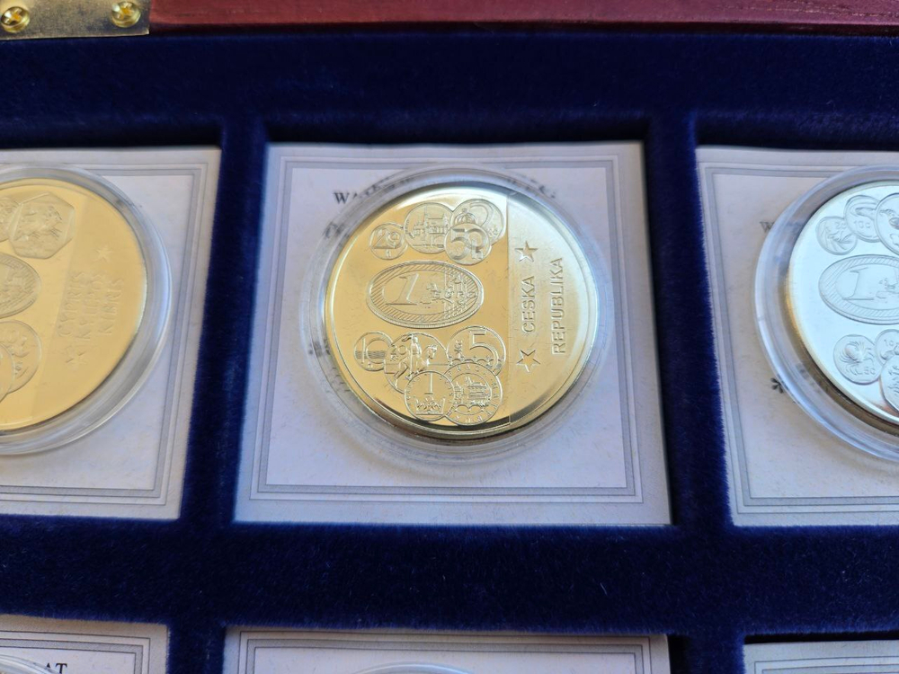 Europe. Exquisite Collection of 12 Euro-Themed Medals — A Numismatic Treasure in a Luxurious Display Case