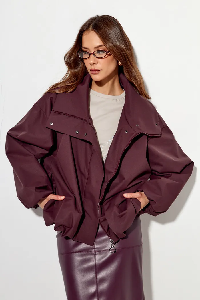 Ветровка О-силуэта с высоким воротом винного цвета