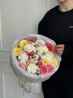 Букет из кустовых пионовидных роз, маттиолы и диантусов