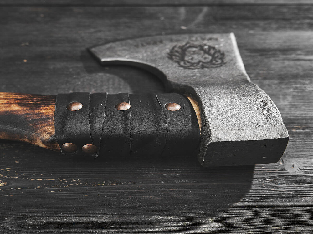 Топор "Брату от брата", рукоять комель берёзы (обжиг)