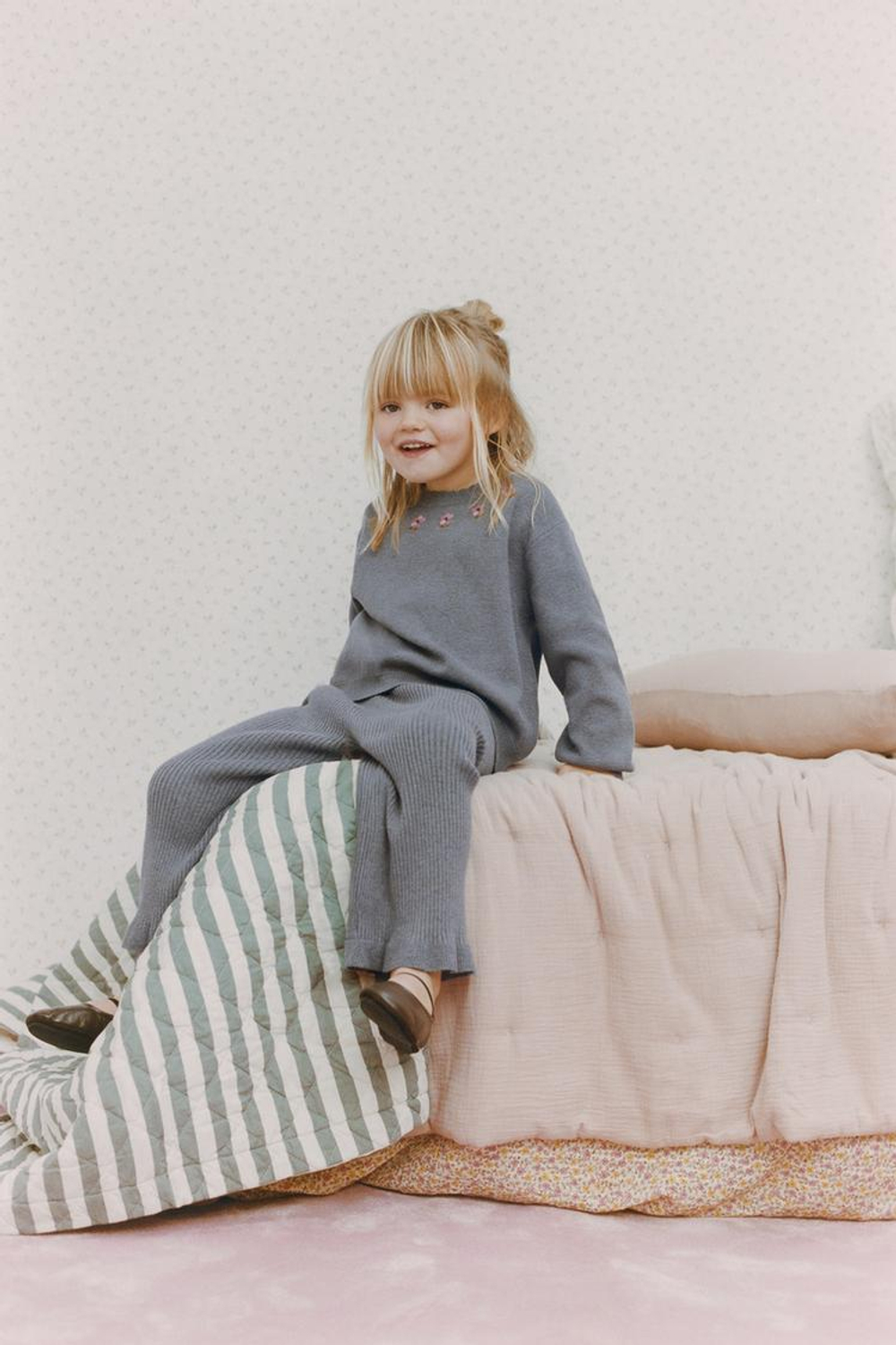 ZARA ТРИКОТАЖНЫЕ БРЮКИ С ВОЛАНАМИ, СЕРЫЙ МЕЛАНЖ