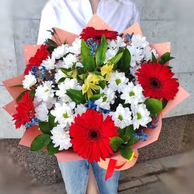 Авторский букет с герберами и хризантемами сорта "KENNEDY WHITE"