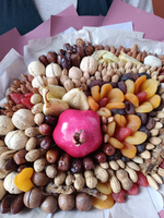 Букет с гранатом, орехами и сухофруктами