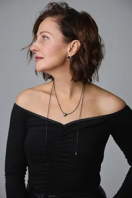 Колье маленькое серебряное сердце на черном текстильном шнурке с бегунком